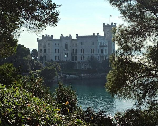 Trieste, Castello di Miramare. A 2 ore da Trieste corsi e seminari Reiki nel Centro Olistico Tolteca a Dolo (Venezia)