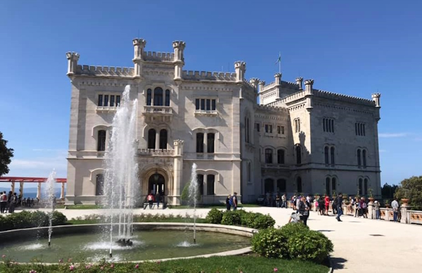 Castello di Miramare di Trieste. Dario Canil e il Centro Olistico Tolteca presentano corsi e seminari Reiki a Dolo (Venezia), vicino a Trieste, in Veneto.