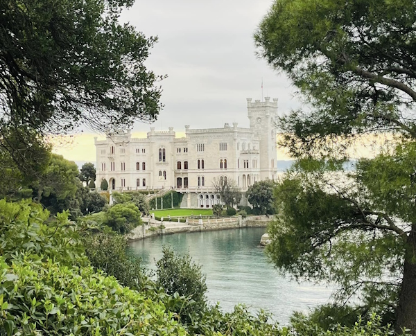 Vista sul Castello di Miramare di Trieste. Dario Canil presenta i corsi e i seminari Reiki vicino a Trieste, in Veneto.