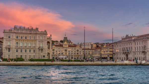 Trieste, Piazza Unità d'Italia. A 2 ore da Trieste corsi e seminari Reiki nel Centro Olistico Tolteca a Dolo (Venezia)