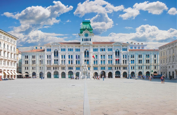 Piazza Unità d'Italia di Trieste. Dario Canil e il Centro Olistico Tolteca presentano corsi e seminari Reiki a Dolo (Venezia), vicino a Trieste, in Veneto.