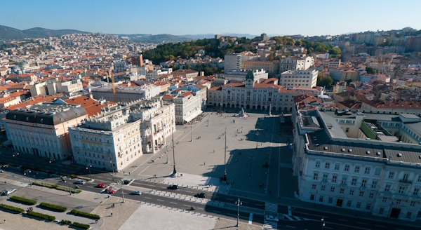 Vista sulla grande estensione della Piazza Unità d'Italia di Trieste. Dario Canil presenta i corsi e i seminari Reiki vicino a Trieste, in Veneto.