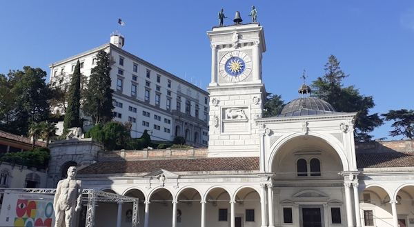 Il Castello di Udine. Dario Canil e il Centro Olistico Tolteca presentano corsi e seminari Reiki a Dolo (Venezia), vicino a Udine, in Veneto.