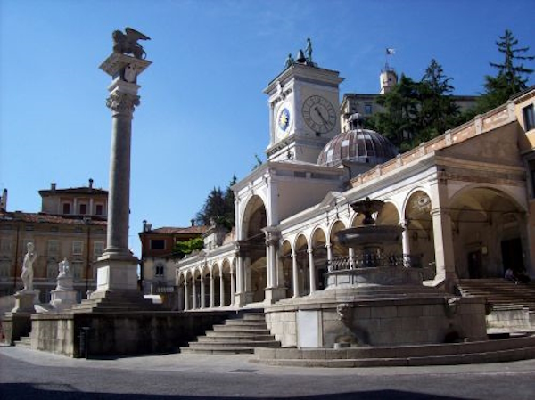 Piazza della Libertà di Udine. A 90 minuti da Udine corsi e seminari Reiki nel Centro Olistico Tolteca a Dolo (Venezia)