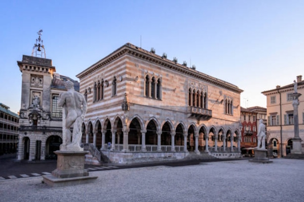 Piazza della Libertà di Udine. Dario Canil e il Centro Olistico Tolteca presentano corsi e seminari Reiki a Dolo (Venezia), vicino a Udine, in Veneto.