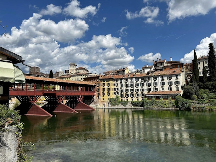 Una bella vista sul Ponte di Bassano del Grappa. Bellezza ed energia mozzafiato. Vicino Bassano del Grappa, Verona, Belluno e Rovigo seminari di Reiki e Sciamanismo.