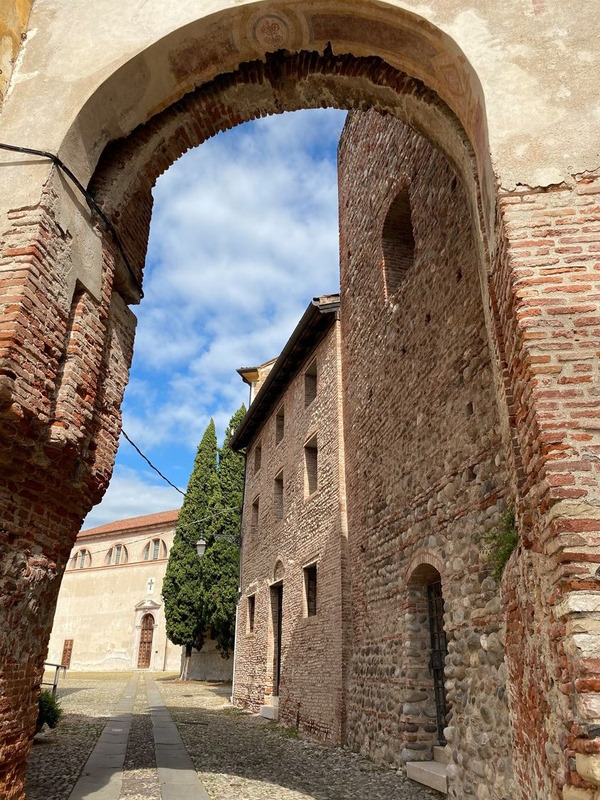 Castello degli Ezzelini a Bassano del Grappa. Dario Canil e il Centro Olistico Tolteca presentano corsi e seminari Reiki a Dolo (Venezia), vicino a Bassano del Grappa, in Veneto.