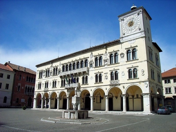 Belluno, il Palazzo dei Rettori. A 75 minuti da Belluno corsi e seminari Reiki nel Centro Olistico Tolteca a Dolo (Venezia)