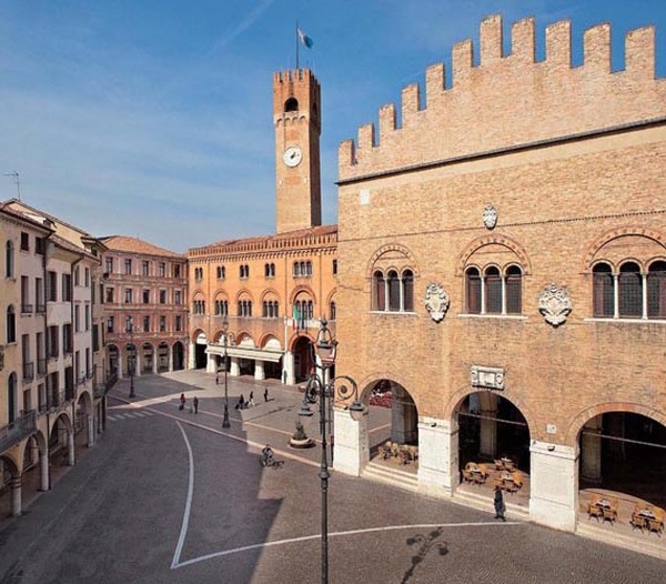 Treviso, la Piazza dei Signori. Dario Canil presenta i corsi e i seminari Reiki vicino a Treviso, in Veneto.