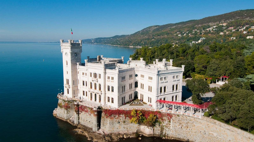 Il Castello di Miramare di Trieste. Dario Canil e il Centro Olistico Tolteca presentano corsi e seminari Reiki a Dolo, a 2 ore da Trieste, in Veneto.