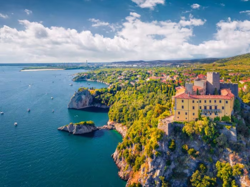 Una bella vista sul mare di Trieste. Dario Canil e il Centro Olistico Tolteca presentano corsi e seminari Reiki a Dolo, a 2 ore da Trieste, in Veneto.