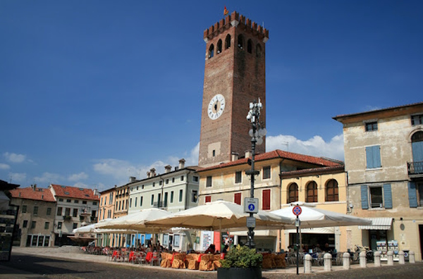 Piazza Garibaldi a Bassano del Grappa. Dario Canil e il Centro Olistico Tolteca presentano corsi e seminari Reiki a Dolo (Venezia), vicino a Bassano del Grappa, in Veneto.