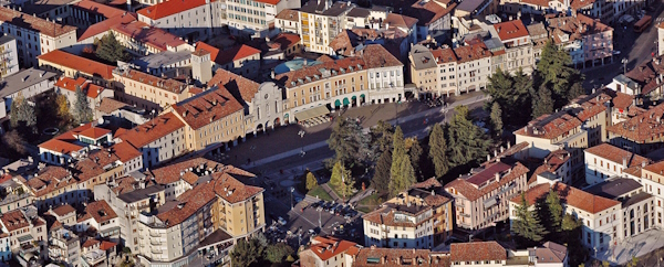 Belluno, la Piazza dei Martiri. A 75 minuti da Belluno corsi e seminari Reiki nel Centro Olistico Tolteca a Dolo (Venezia)