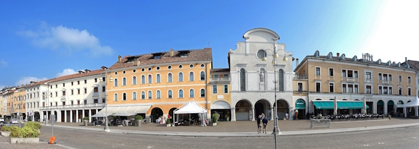 la Piazza dei Martiri di Belluno. Dario Canil e il Centro Olistico Tolteca presentano corsi e seminari Reiki a Dolo (Venezia), vicino a Belluno, in Veneto.