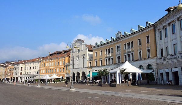 Piazza dei Martiri di Belluno. Dario Canil presenta i corsi e i seminari Reiki vicino a Belluno, in Veneto.