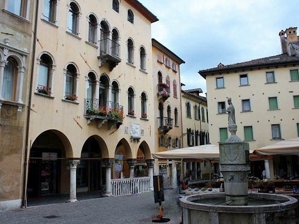 Belluno, Piazza Mercato. A 75 minuti da Belluno corsi e seminari Reiki nel Centro Olistico Tolteca a Dolo (Venezia)