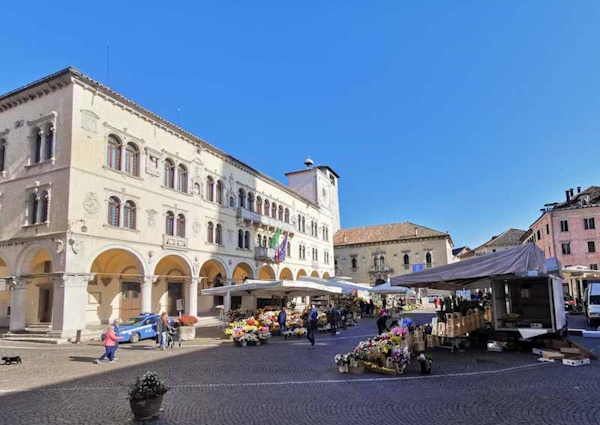 Piazza Mercato di Belluno. Dario Canil e il Centro Olistico Tolteca presentano corsi e seminari Reiki a Dolo (Venezia), vicino a Belluno, in Veneto.