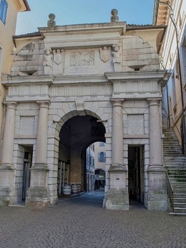 Belluno, la Porta Dojona. A 75 minuti da Belluno corsi e seminari Reiki nel Centro Olistico Tolteca a Dolo (Venezia)