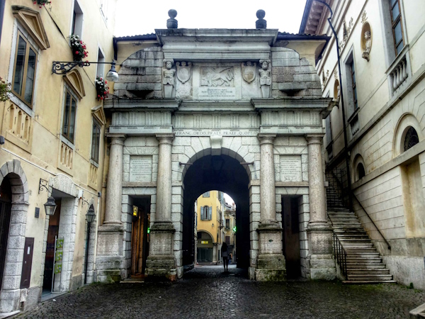 la Porta Dojona di Belluno. Dario Canil e il Centro Olistico Tolteca presentano corsi e seminari Reiki a Dolo (Venezia), vicino a Belluno, in Veneto.