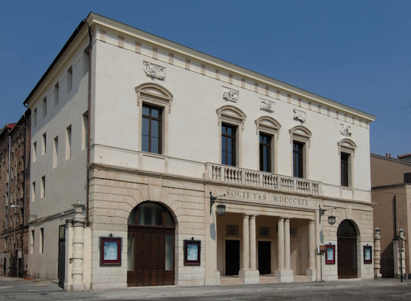 il Teatro Sociale di Rovigo. Dario Canil presenta corsi e seminari Reiki a Dolo (Venezia), vicino a Rovigo, in Veneto.