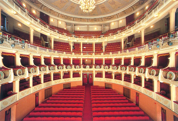 Rovigo, il Teatro Sociale. A 50 minuti da Rovigo corsi e seminari Reiki nel Centro Olistico Tolteca a Dolo (Venezia)