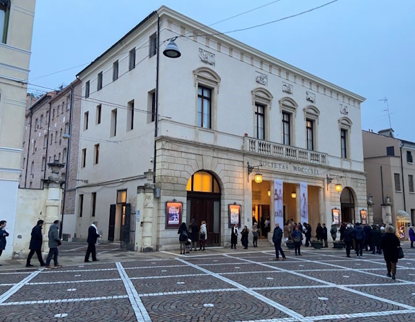 il Teatro Sociale. Dario Canil presenta corsi e seminari Reiki vicino a Rovigo, in Veneto, a Dolo (Venezia).