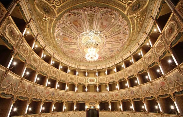 il Teatro Sociale. Dario Canil presenta i corsi e i seminari Reiki vicino a Rovigo, in Veneto.