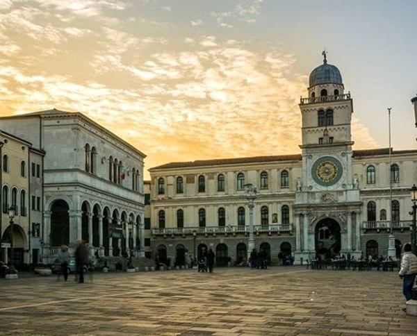 Padova, la Piazza dei Signori. Dario Canil presenta i corsi e i seminari Reiki vicino a Padova, in Veneto.