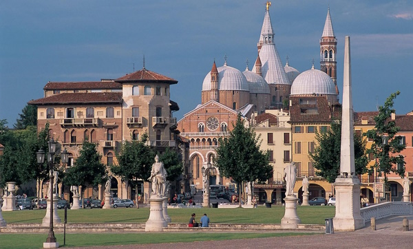 Padova, Basilica del Santo. A venti minuti da Padova corsi e seminari Reiki nel Centro Olistico Tolteca a Dolo (Venezia)