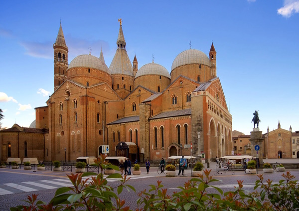 Basilica del Santo a Padova. Dario Canil e il Centro Olistico Tolteca presentano corsi e seminari Reiki a Dolo (Venezia), vicino a Padova, in Veneto.