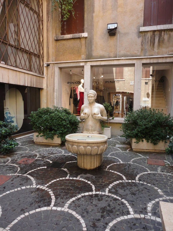 Treviso, Fontana delle Tette. A 45 minuti da Treviso corsi e seminari Reiki nel Centro Olistico Tolteca a Dolo (Venezia)