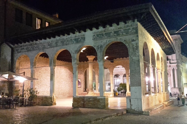 Treviso, Loggia dei Cavalieri. A 45 minuti da Treviso corsi e seminari Reiki nel Centro Olistico Tolteca a Dolo (Venezia)