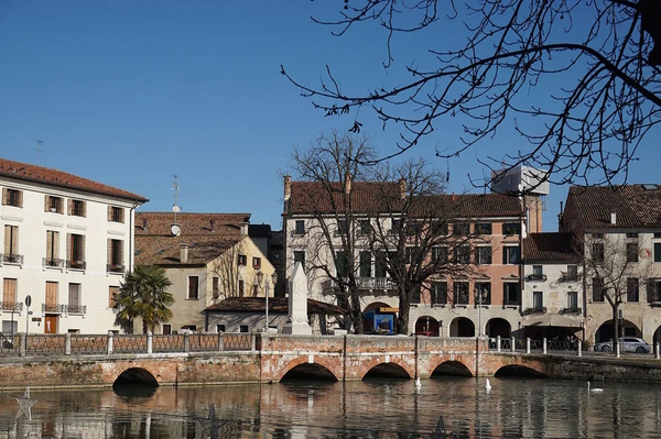 Treviso, il Ponte Dante. A 45 minuti da Treviso corsi e seminari Reiki nel Centro Olistico Tolteca a Dolo (Venezia)