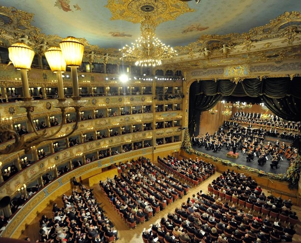 Venezia, Teatro la Fenice. Dario Canil e il Centro Olistico Tolteca presentano corsi e seminari Reiki a Dolo (Venezia), vicino a Venezia, in Veneto.