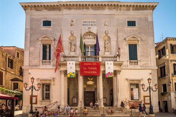 Venezia, Teatro la Fenice. Dario Canil presenta i corsi e i seminari Reiki vicino a Venezia, in Veneto.