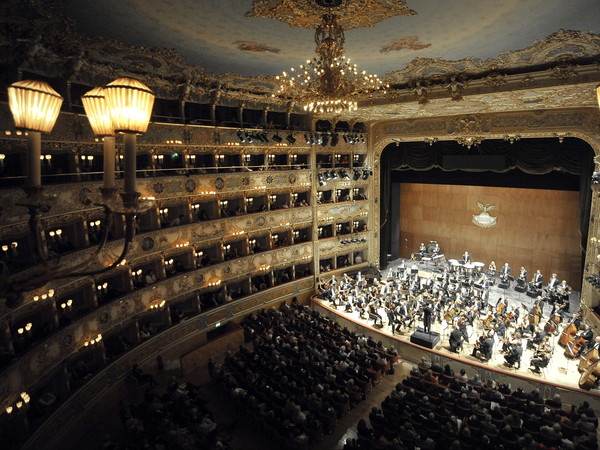 Venezia, Teatro la Fenice. Dario Canil presenta i corsi e i seminari Reiki vicino a Venezia, in Veneto.