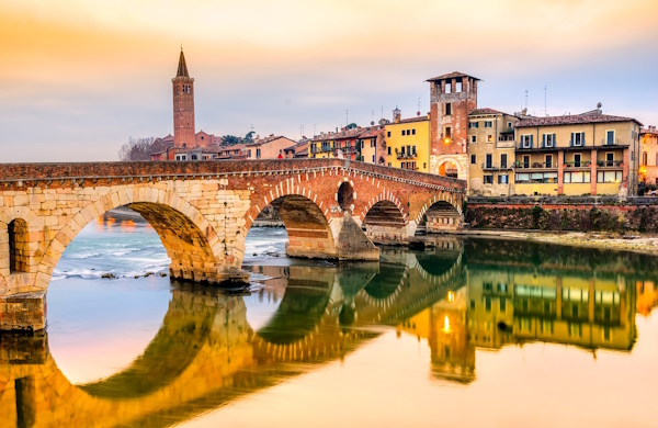 Ponte Pietra a Verona. Dario Canil e il Centro Olistico Tolteca presentano corsi e seminari Reiki a Dolo (Venezia), vicino a Verona, in Veneto.