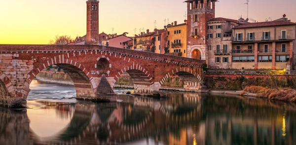 Ponte Pietra a Verona. Dario Canil e il Centro Olistico Tolteca presentano corsi e seminari Reiki a Dolo (Venezia), vicino a Verona, in Veneto.