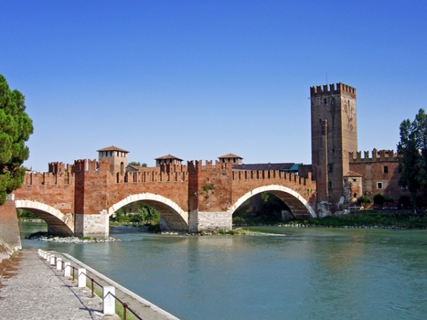 il Ponte Scaligero di Verona. Dario Canil e il Centro Olistico Tolteca presentano corsi e seminari Reiki a Dolo (Venezia), vicino a Verona, in Veneto.