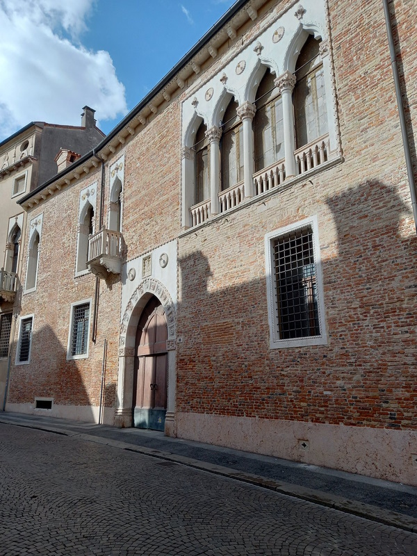 Vicenza, Corso Palladio. Dario Canil e il Centro Olistico Tolteca presentano corsi e seminari Reiki a Dolo (Venezia), vicino a Vicenza, in Veneto.