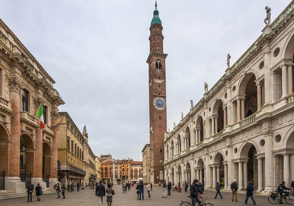 Vicenza, la Piazza dei Signori. A venti minuti da Vicenza corsi e seminari Reiki nel Centro Olistico Tolteca a Dolo (Venezia)