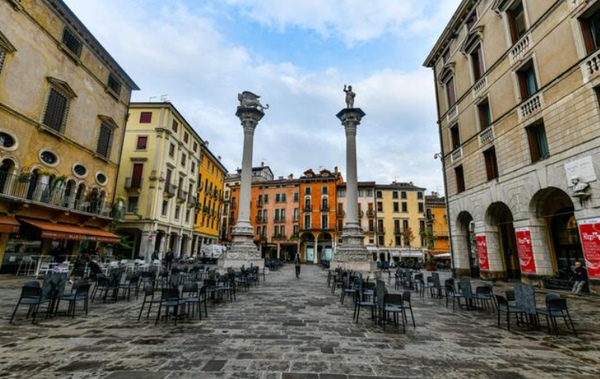 Vicenza, la Piazza dei Signori. Dario Canil e il Centro Olistico Tolteca presentano corsi e seminari Reiki a Dolo (Venezia), vicino a Vicenza, in Veneto.